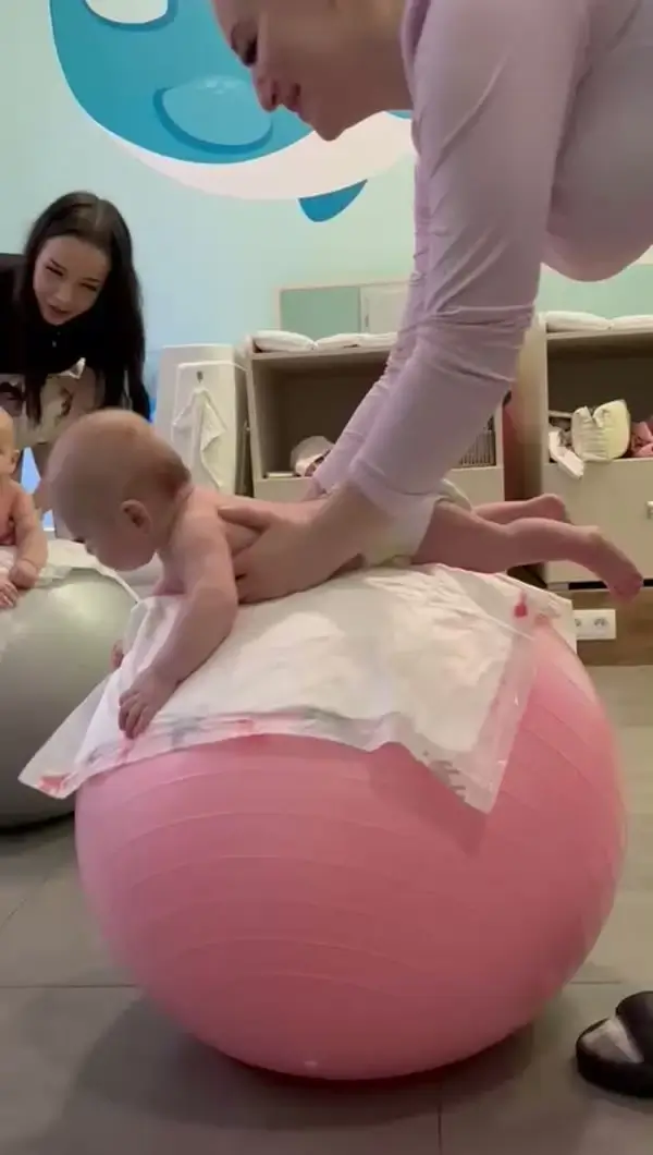 Bábätko v polohe pasenia koníkov – fyzioterapeutka ViVi spa Trnava kontroluje symetriu pohybového vývinu