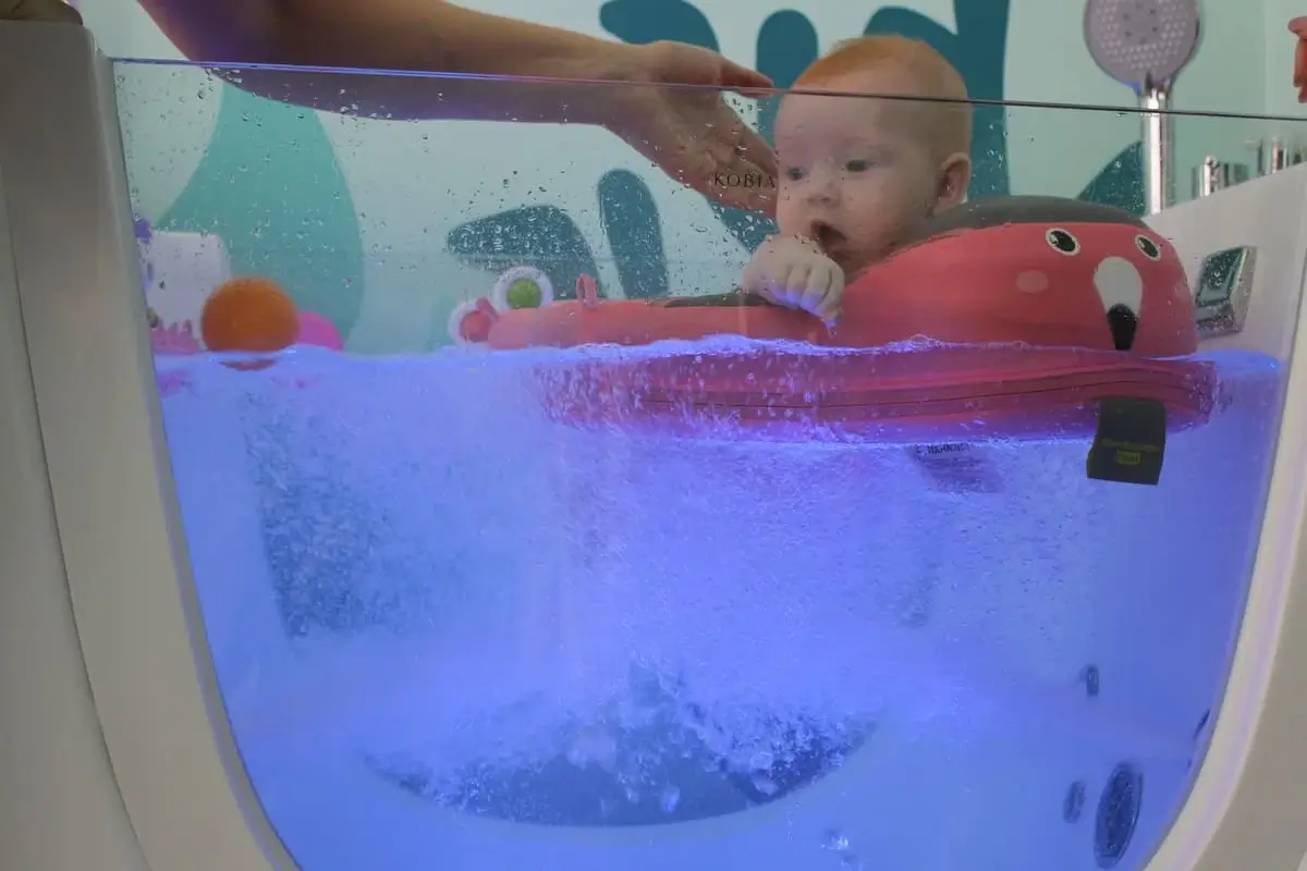 Bábätko pri hydroterapii v Baby Spa Trnava – zdravotné benefity vody pre kojencov