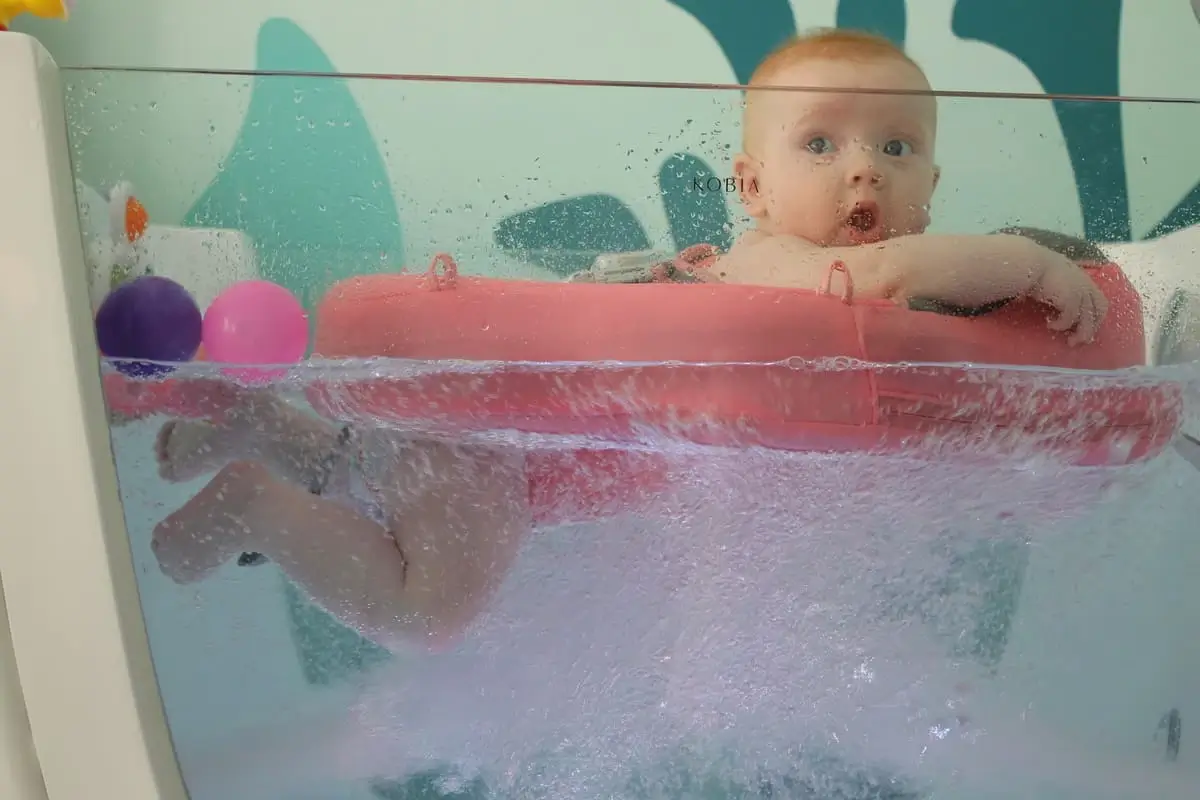 Bábätko s bublinkami pri hydroterapii v ViVi spa Trnava – radosť z pohybu vo vode