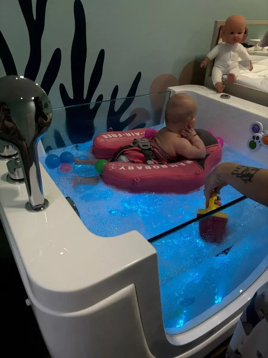 Inštruktorka s bábätkom pri hydroterapii vo vaničke KOBIA – ViVi spa Trnava, modrá LED voda