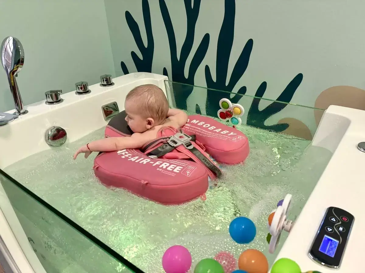 Bábätko s plávajúcom MamboBaby vo vaničke KOBIA počas hydroterapie ako podpori proti refluxu – ViVi spa Baby Spa Trnava